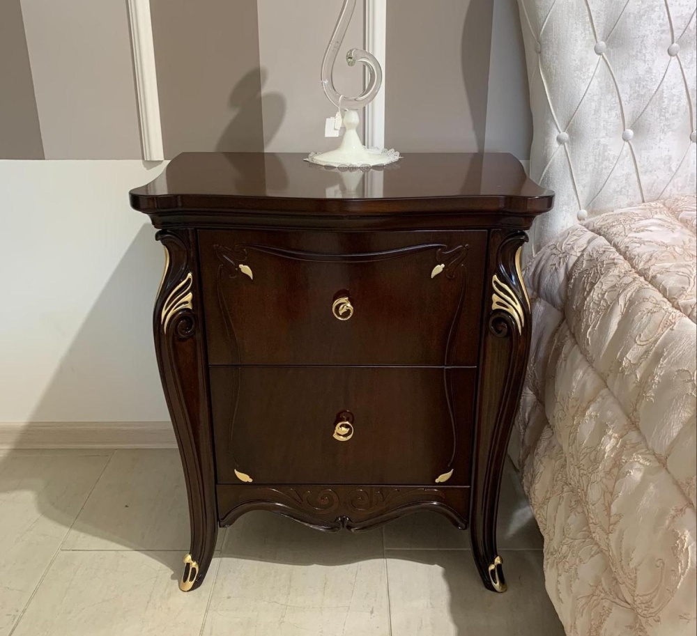 Спальня из темного дерева с мягким светлым изголовьем OPERA