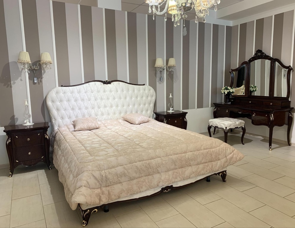 Спальня из темного дерева с мягким светлым изголовьем OPERA